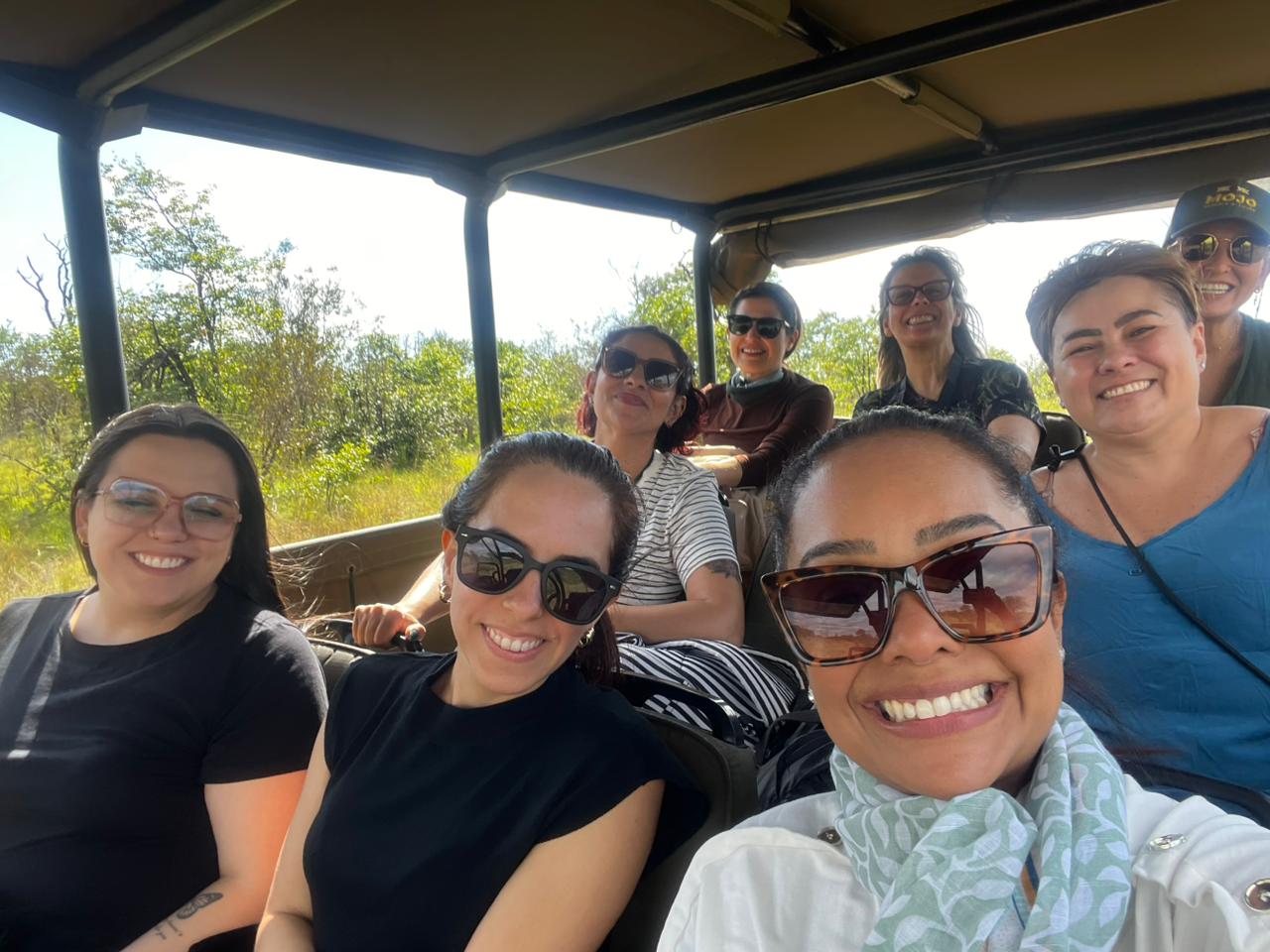 Mulheres viajam no carro pelo safari Kruger, na África do Sul